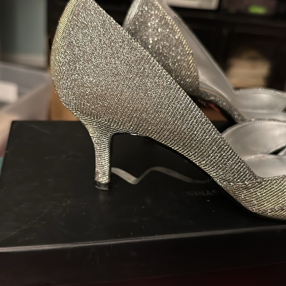 Nina silver heels with slight gold sheen. 6 1/2 M.  Worn a few times. Gorgeous. - Picture 3 of 5